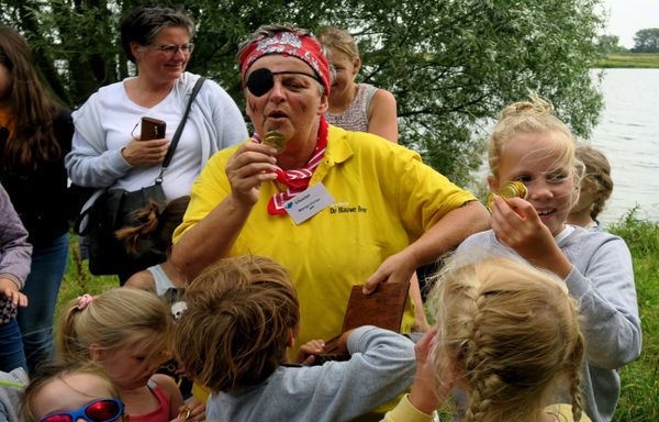 Kinderen gaan aan wal met de hoofd piraat.