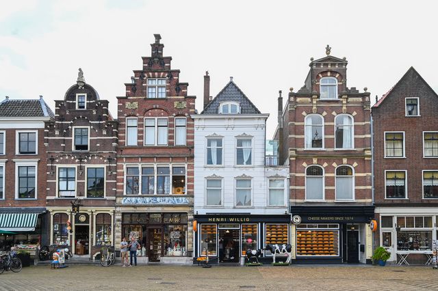 Winkels met mooie gevels op de Markt in Delft