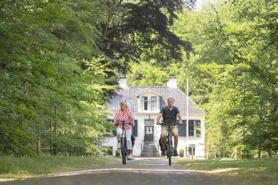 stel fietst door Frederiksoord.
