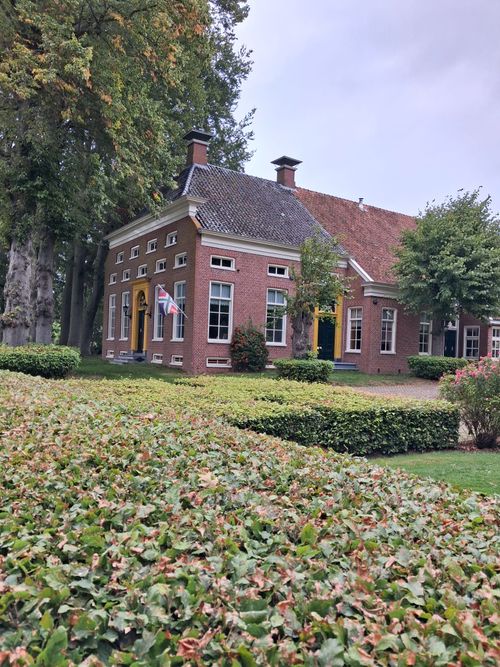 Monumentale Oldambster boerderij uit 1865 in Borgercompagnie, waarin B&B nr. 109 is gevestigd.