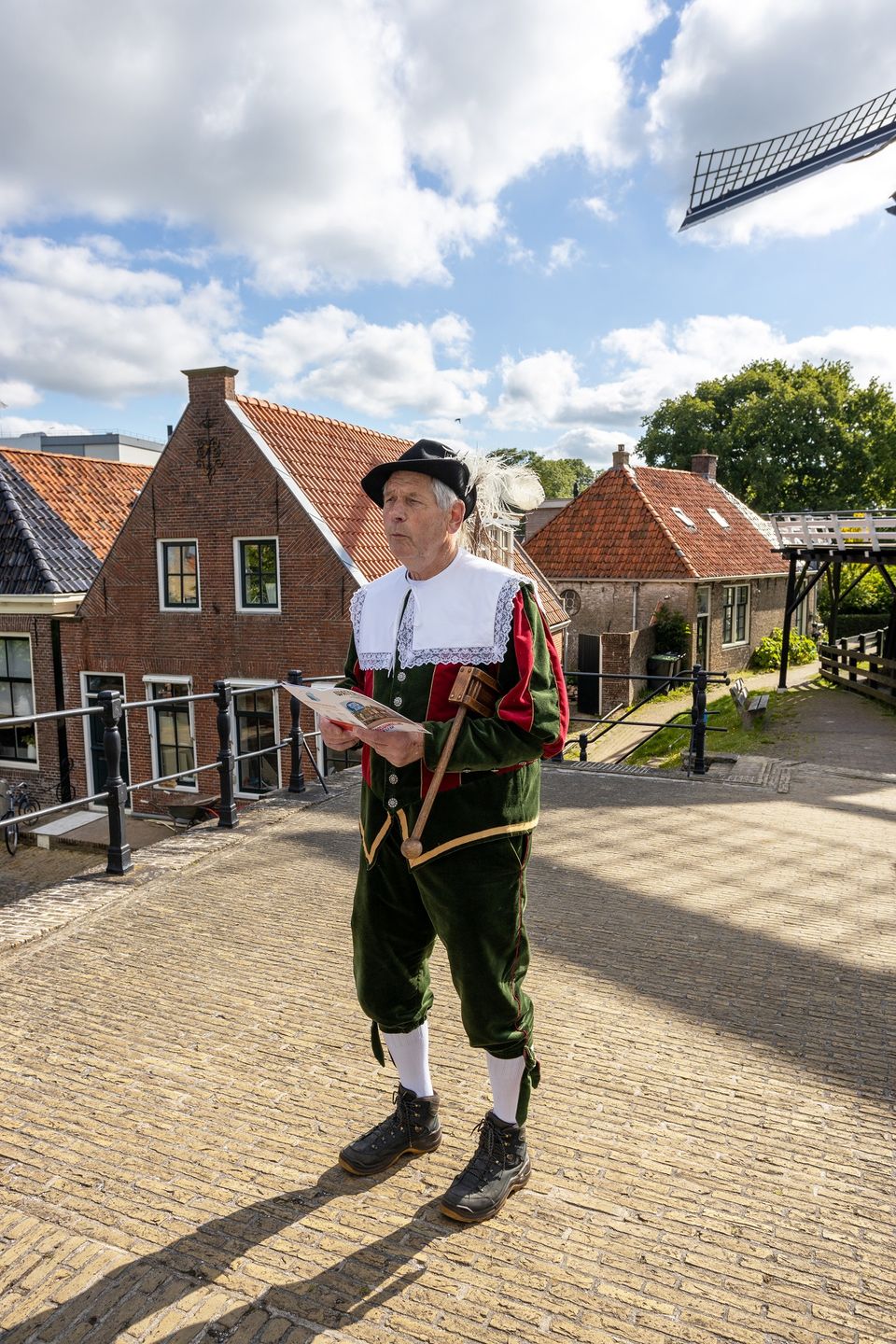 Stadsomroeper op straat in Sloten