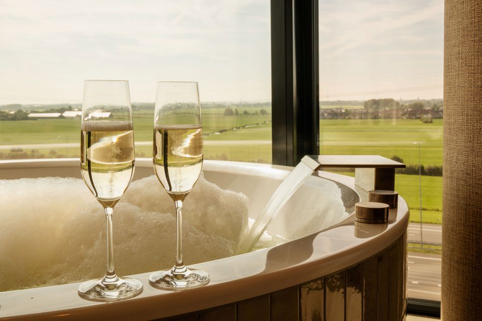 Hotel Van der Valk Woerden, Woerden, Groene Hart, luxe wellnesssuite met bubbelbad, champagne en panoramisch uitzicht over het Groene Hart voor een romantische hotelovernachting en wellnessverblijf.