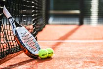 racket-padel met ballen