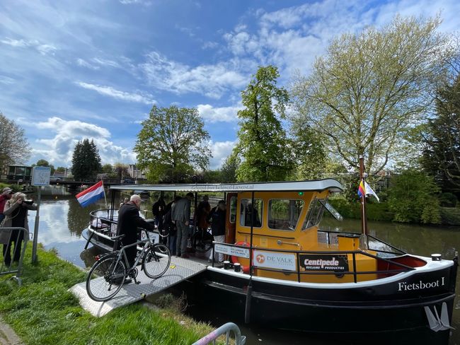 Recreatieve fietser stapt op de Fiestboot