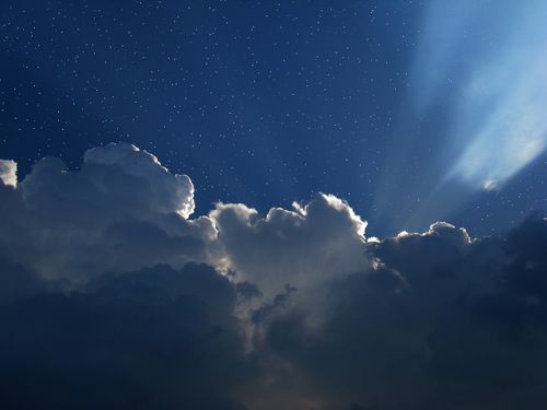 Lucht met wolken en sterren.