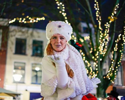 Steltlopers tijdens de XMAS Kerstparade