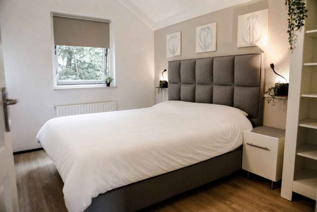 Rustige tweepersoonsslaapkamer met comfortabel bed, verduistering en praktische kastruimte.