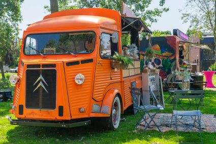 Oranje foodtruck waar je crêpes kunt bestellen