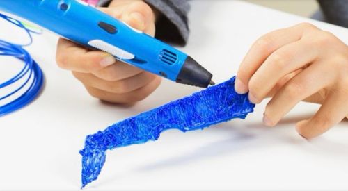 iemand die met een 3d pen bezig is