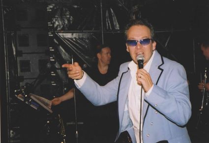 Beschrijving	32e Vierdaagsefeesten. Optreden van (?) op een van de podia in de binnenstad
Datering	7/2001