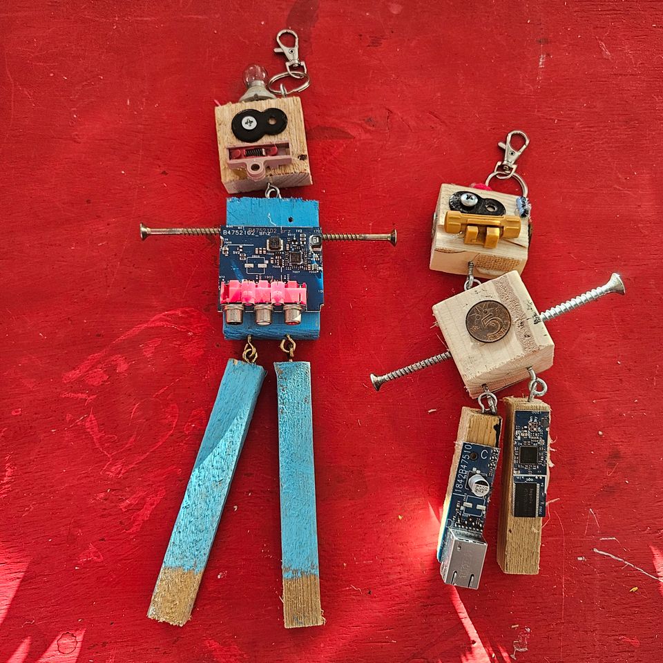 Robotjes van hout en computeronderdelen
