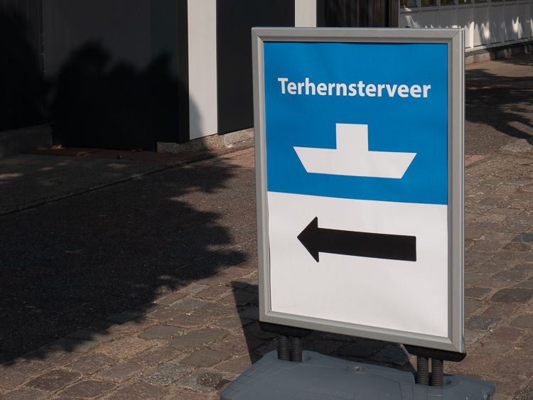 De route naar het pontje is met borden goed aangegeven