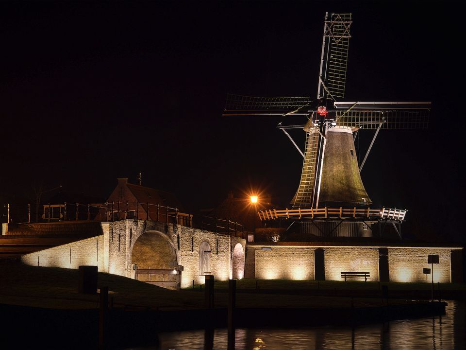 verlichtte molen van sloten in de nacht