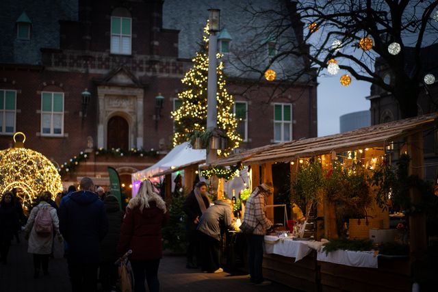 Gezellige kerstmarkt op de Kaasmarkt in Purmerend.