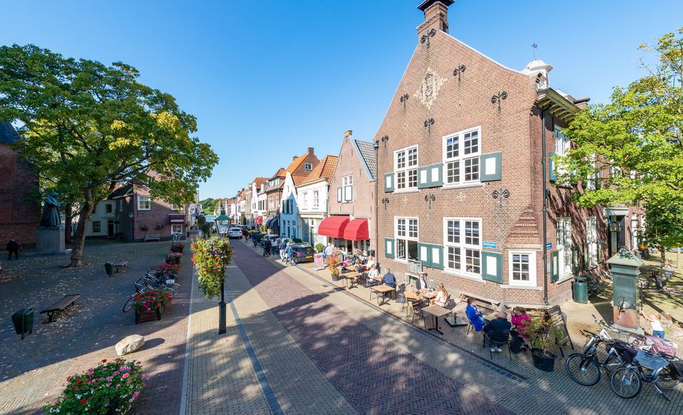 Zicht op Marktstraat in Naarden met Vesting Hotel