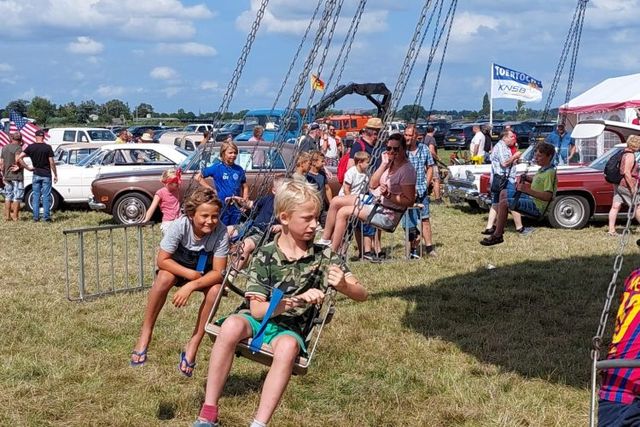 Historisch Festival Vreeland - Historie Herleeft kinderen in zweefmolen
