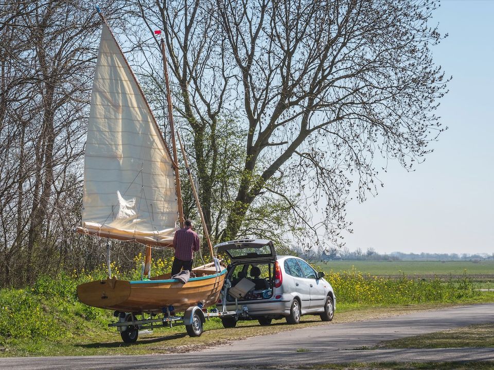 zeilboor achter auto met zeil omhoog