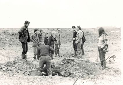 Vrijwilliger archeologen van de AWN aan het werk in 1974