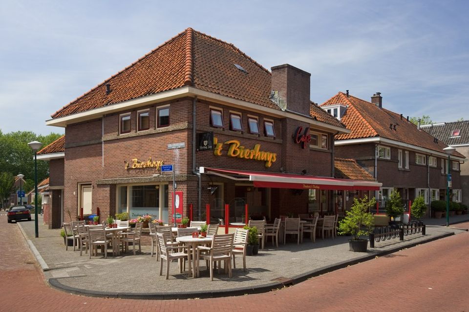 Bierhuys Winkel met flesillustratie en de woorden speciaalbier, biertrips, biergadgets en cadeaupakketten, speciaalzaak voor bierliefhebbers in Woerden.