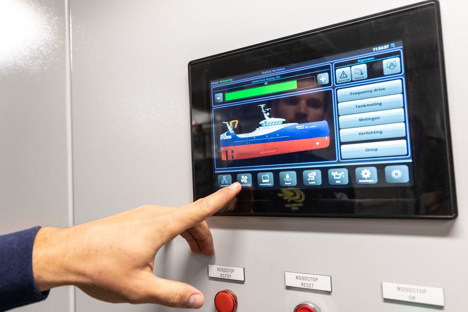 Een bedieningspaneel op een schip in Flevoland