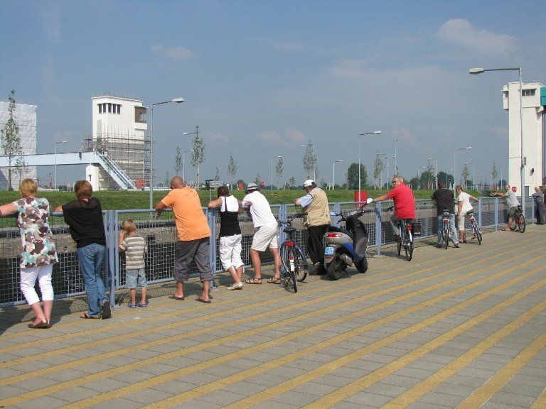 Mensen die aan het kijken zijn bij de sluis in Lith.