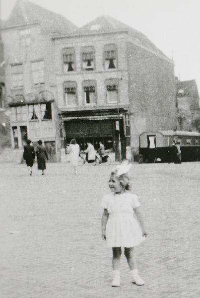 De Moriaan en het buurpand begin jaren 1940, blik vanaf de Markt met meisje op de voorgrond.