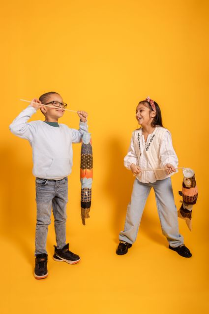 Twee kinderen met een koinobori