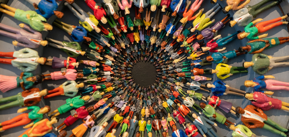 Poppetjes van het project Wij zijn Delft met een kunstwerk van René Jacobs
