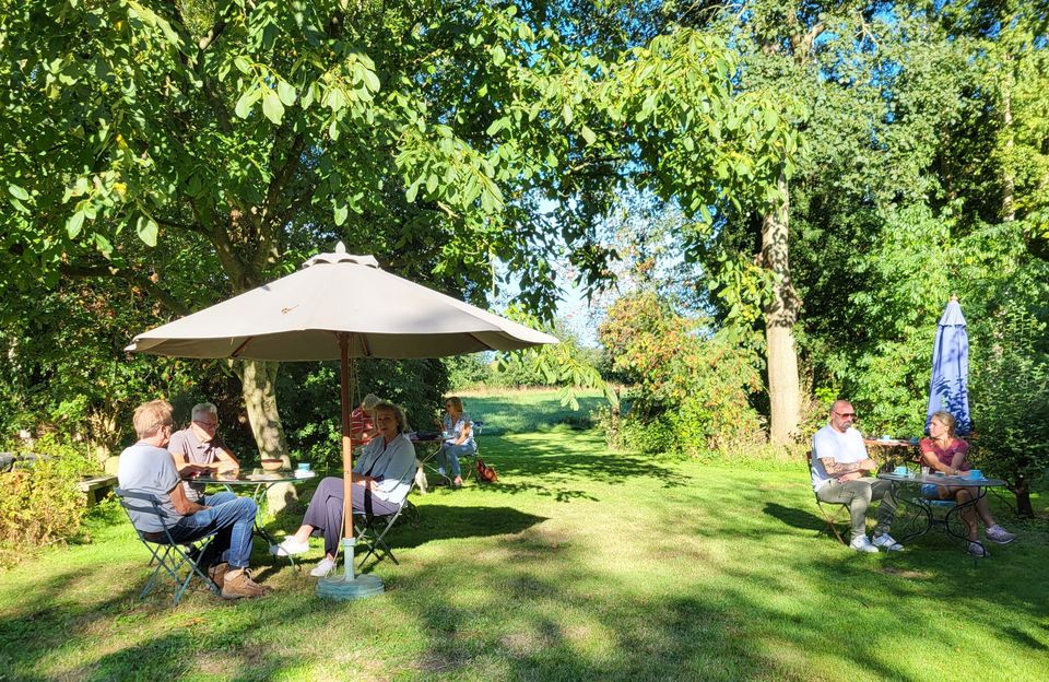 Genieten van de wildpluk high tea in de fraaie tuin