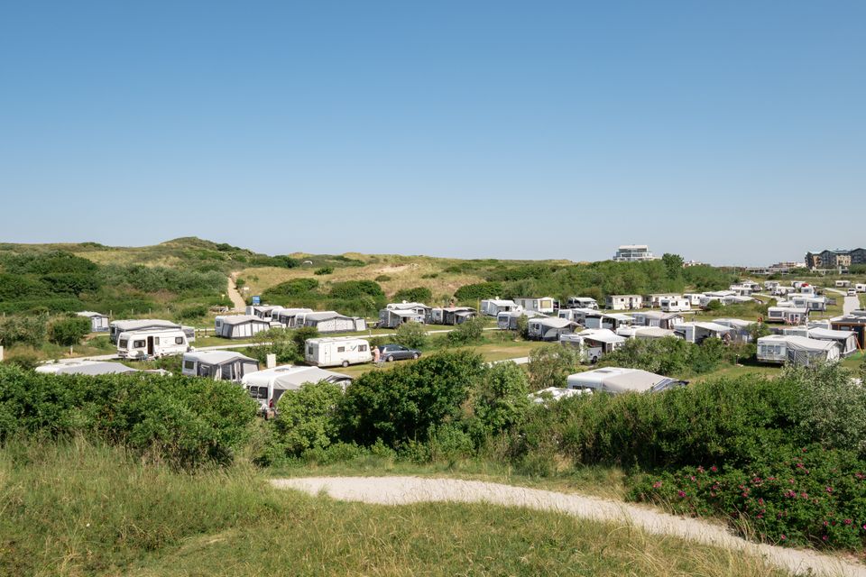 Sfeerfoto van Strandcamping Zuidduinen in de duinen van Katwijk.