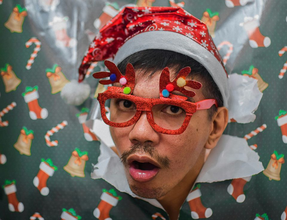 Man met kerstmuts en grappige bril