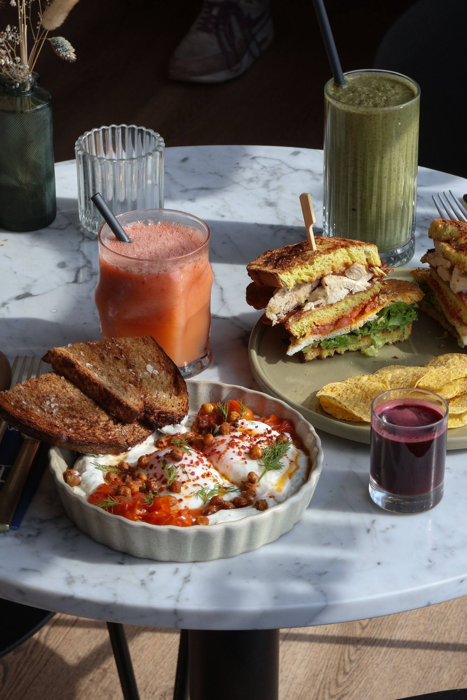 Breakfast and all-day brunch with fresh juices, a smoothie and club sandwich at Well in Breda.