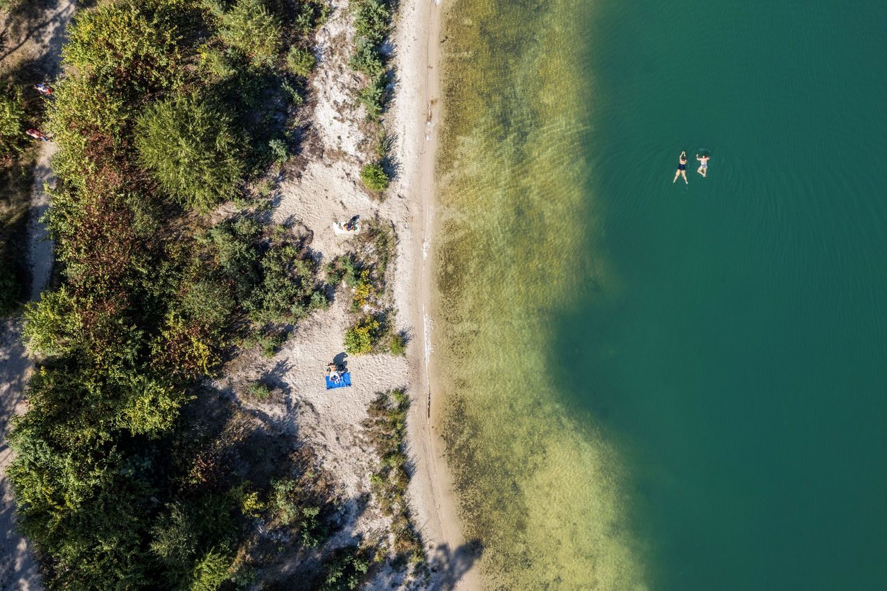 Drone-foto van het water en strand.