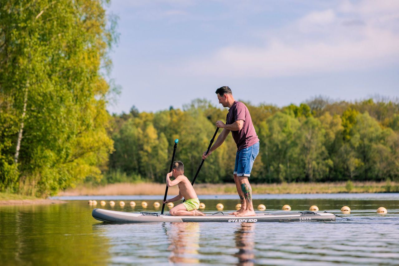 Vader en zoon op een SUP.