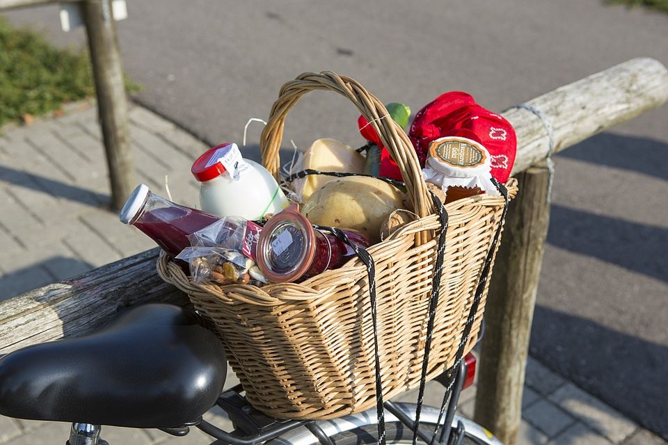 Verse producten in een fietsmandje