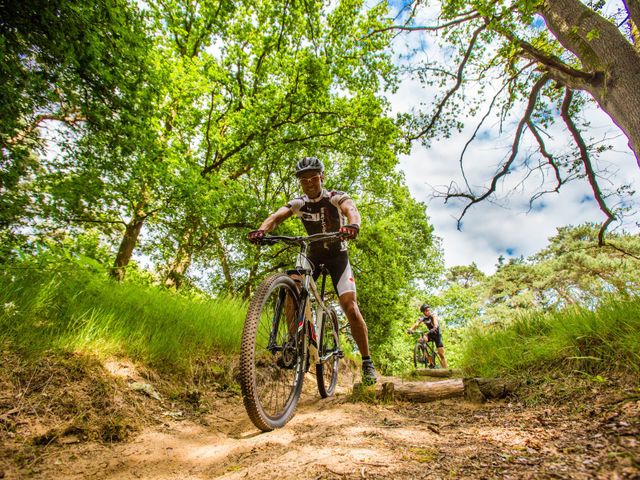 2 mountainbikers tijdens de mtb-route Boswachterij Dorst