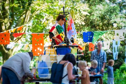 De rijdende hoepelrok Festival Spot