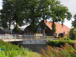 Verschillende fasen: oorspronkelijke boerderij met stookhut, ernaast en met nieuwe schuren.