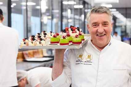 bij Robèrt met schaal vol gebakjes