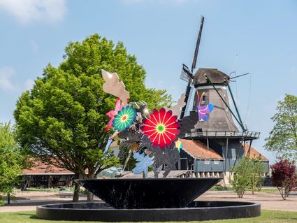 fontein ijlst met molen op de achtergrond