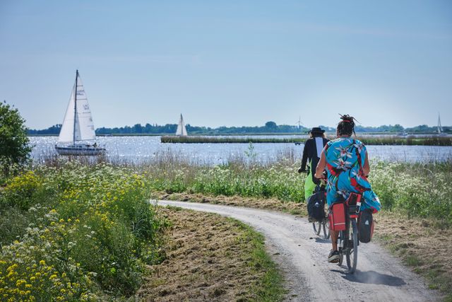 Twee fietsers op het schelpenpad langs de Saltpoel