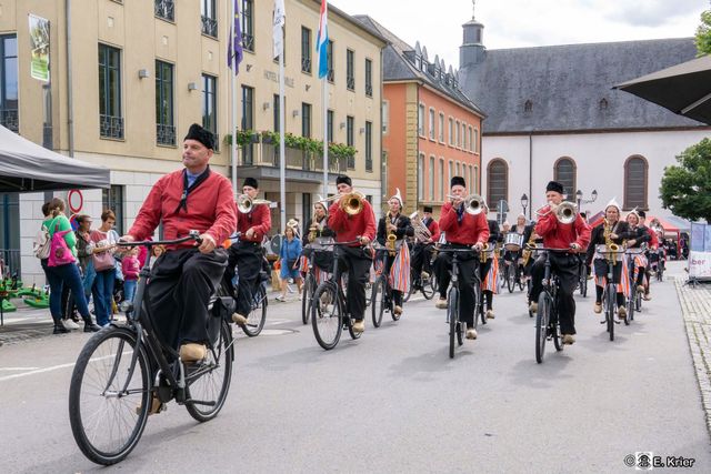 Bicycle Showband Crescendo (Opende) doen mee met de Streetparade
