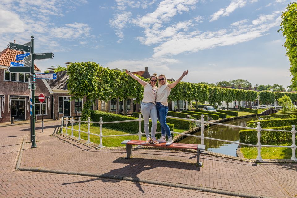 Twee dames vrolijk in IJlst.