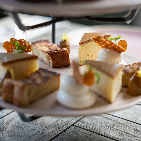 Zoete hapjes op etagere tijdens een High Tea