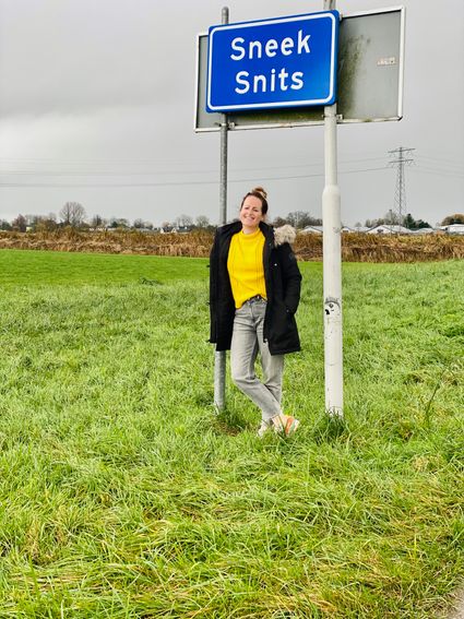 Lydia staat onder het bord van Sneek.