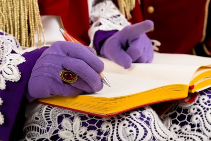 Handen van Sinterklaas met het grote boek
