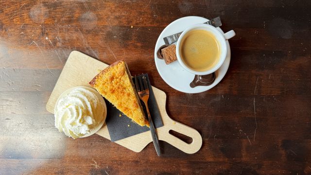 Koffie met gebak bij Natuurpoort De Peel