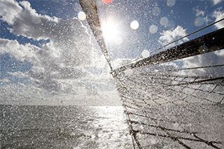 Opspattend water vanaf een zeilschip