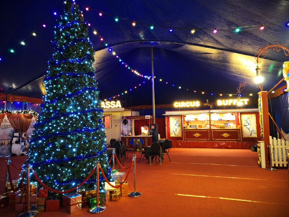 Foyer in de tent van het Wintercircus