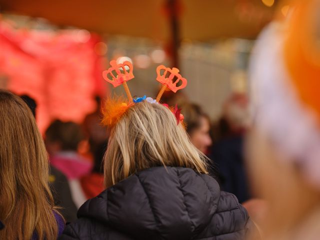 meisje met diadeem voor Koningsdag in haar haar